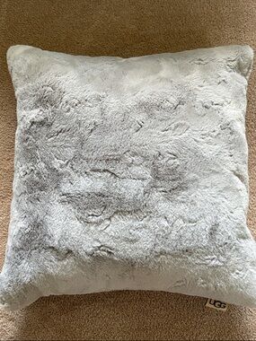 UGG Olivia Plush Faux Fur Square Pillow - Silver Gray